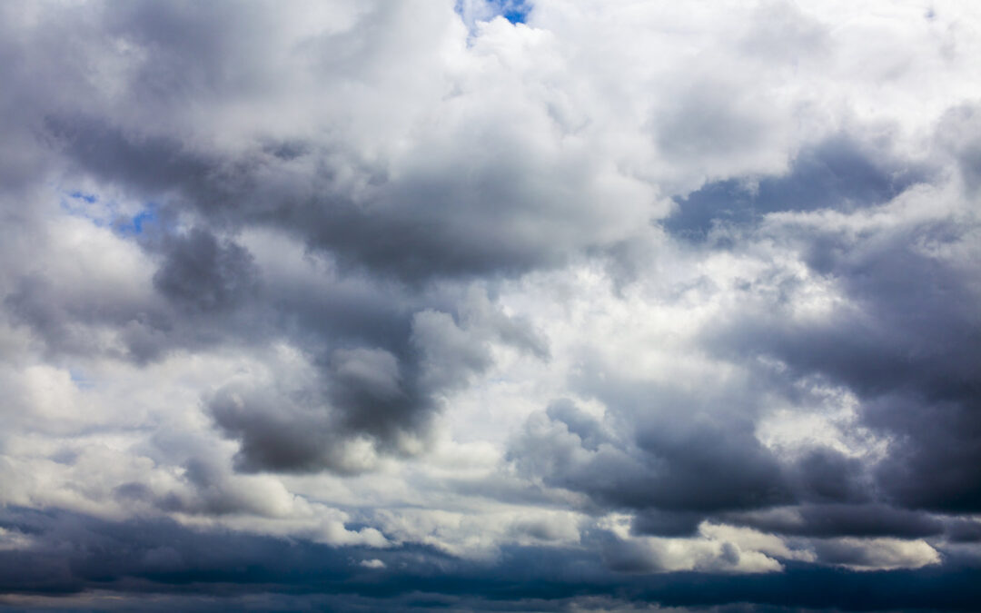 Hausdach wetterfest machen für Sommer, Herbst und Sturmschäden